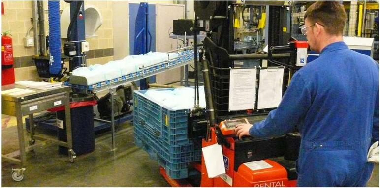 3M PÈSE DES MATÉRIAUX DE POINTE AVEC DES FOURCHES i SUR DES GERBEURS À GRANDE HAUTEUR